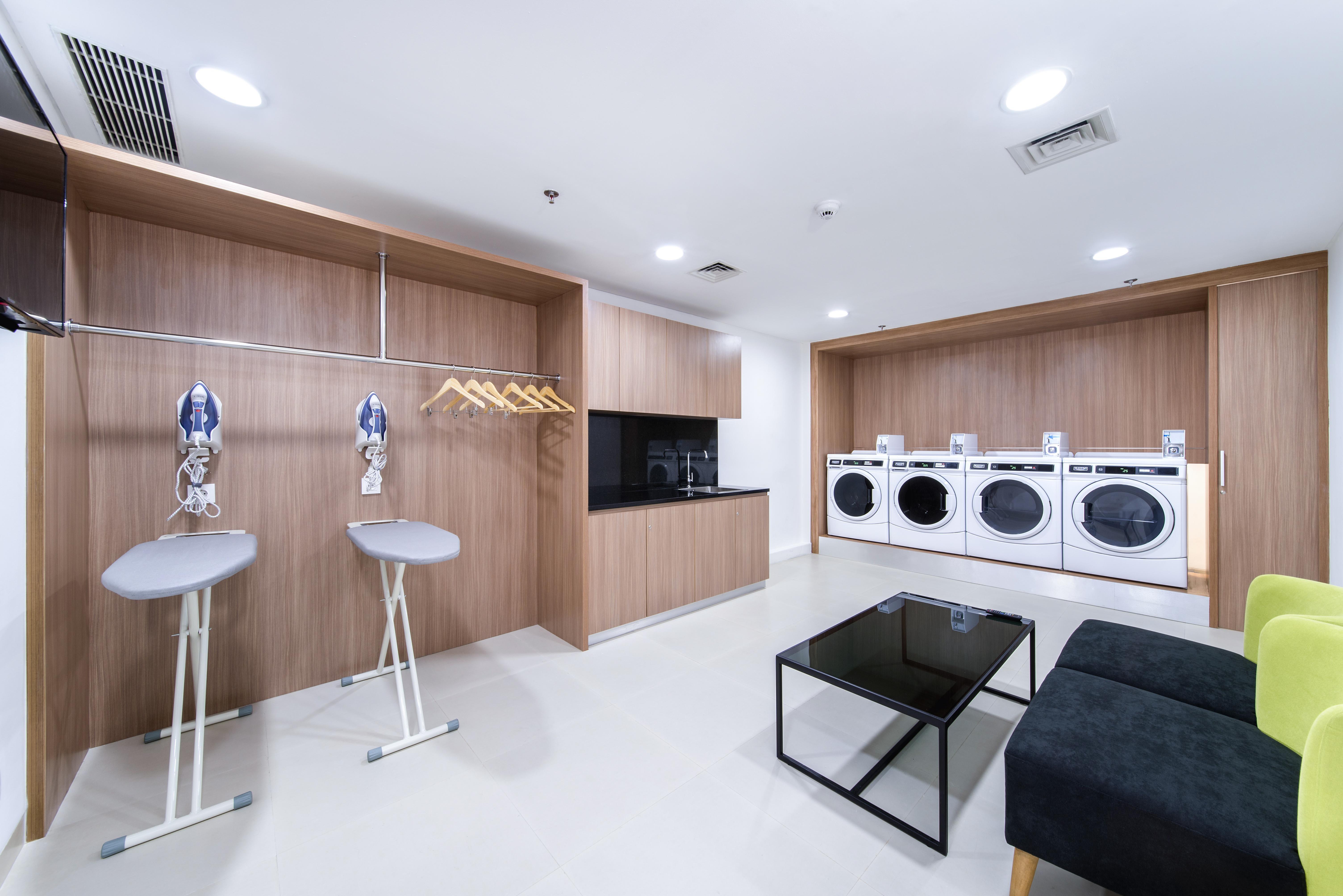 Holiday Inn Express Jakarta Matraman By Ihg Экстерьер фото
