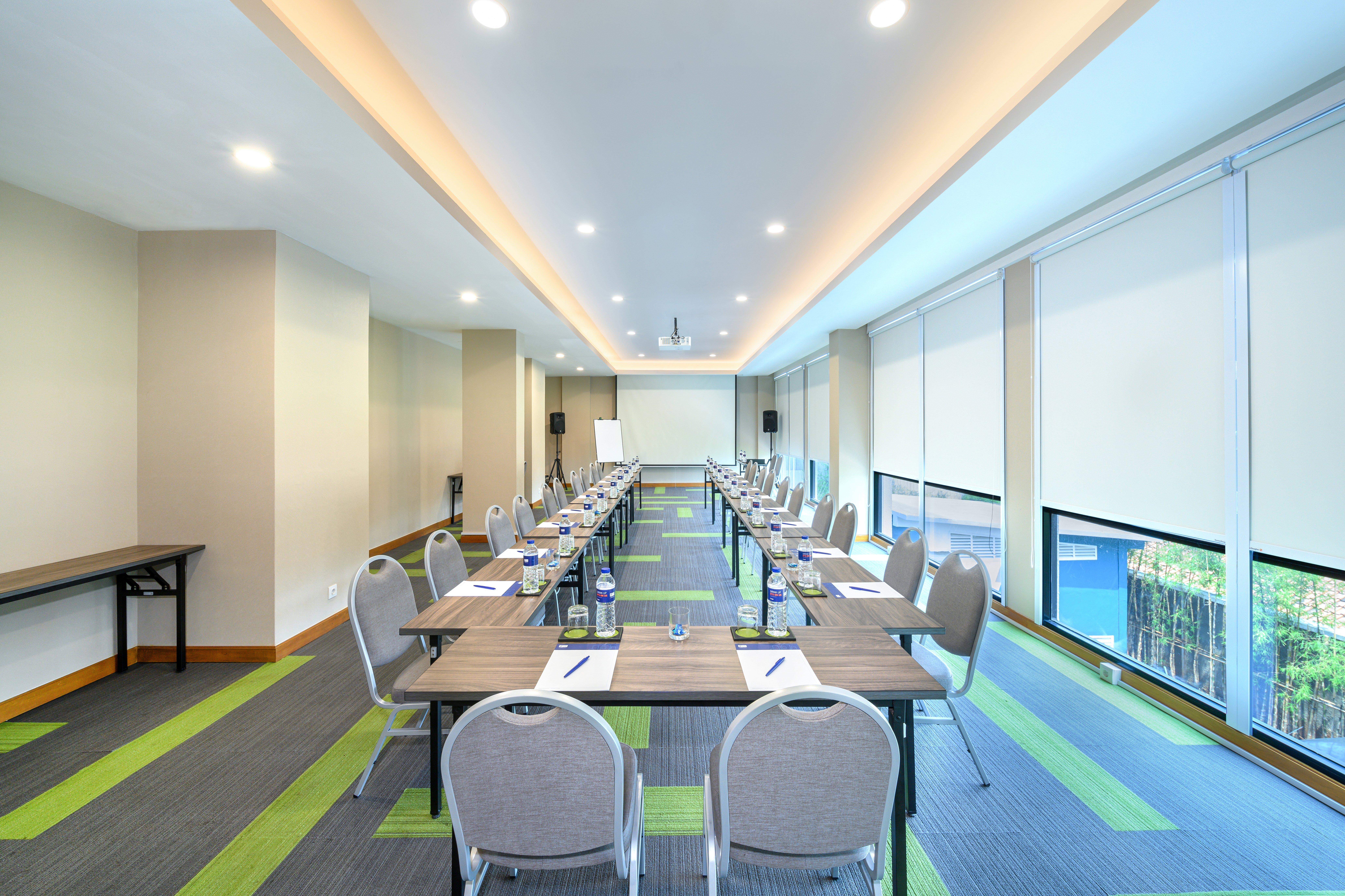 Holiday Inn Express Jakarta Matraman By Ihg Экстерьер фото