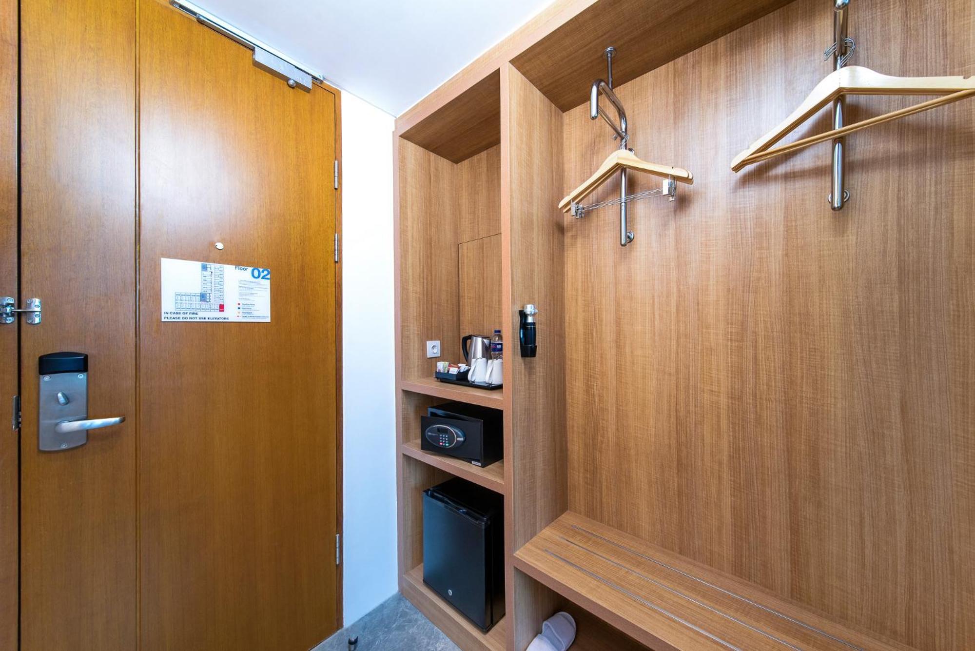 Holiday Inn Express Jakarta Matraman By Ihg Экстерьер фото